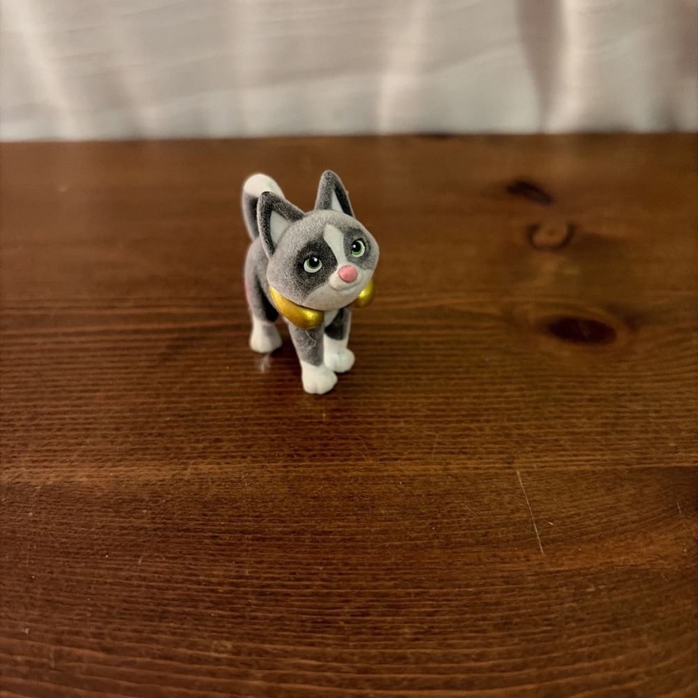 Barbie Pets Series 13 Tuxedo‎ Cat Gold Neck Pillow Mini Flocked Toy Figure